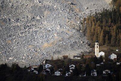 Erdrutsch: Schweizer Dorf Brienz bereitet erneut Räumung vor - Im schlimmsten Fall müssen die rund 90 Dorfbewohner den Ort für Monate verlassen.