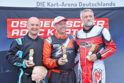 Erfolge mit aktuellen Karts und alten K-Wagen in Mülsen - Danny Lein, Enrico Moser und Ralph Hulzer bei der Siegerehrung der KCT-Klasse Youngtimer mit Getriebe. Foto: Thorsten Horn