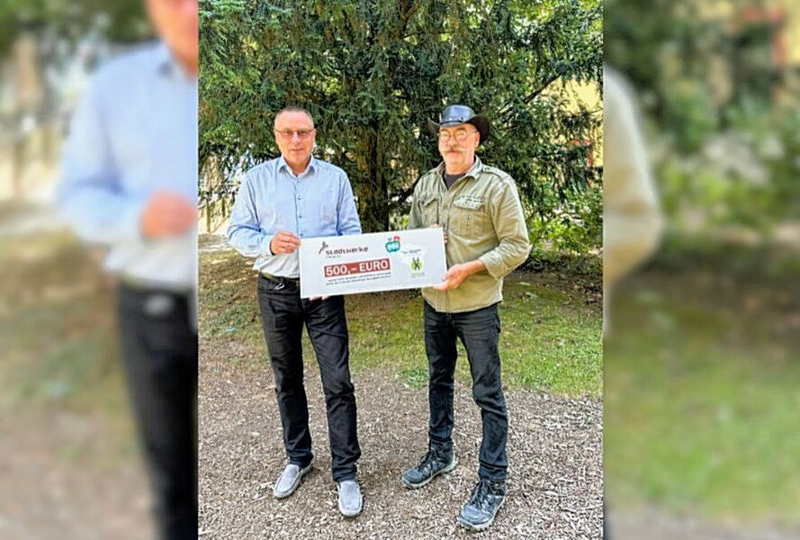 Erfolgreiche Losaktion im Johannisbad: Unterstützung für den Tierpark Freiberg - Axel Schneegans (links) und Peter Heinrich (rechts) bei der Scheckübergabe. Foto: Stadtwerke Freiberg