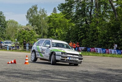 Erfolgreiche Premiere: Motorsport inmitten von Chemnitz - Silvio März vom gastgebenden Chemnitzer AMC mit seinem VW Golf. Foto: Christin Franke