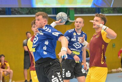 Erfolgreicher Auftakt: EHV Aue gewinnt erstes Testspiel gegen Dukla Prag - Der EHV Aue - am Ball Jakub Stryc - hat gegen Dukla Prag getestet. Foto: Ralf Wendland