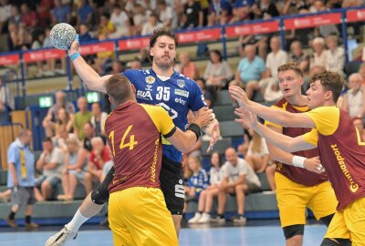 Erfolgreicher Auftakt: EHV Aue gewinnt erstes Testspiel gegen Dukla Prag - Der EHV Aue - am Ball Sebastian Paraschiv - hat gegen Dukla Prag getestet. Foto: Ralf Wendland