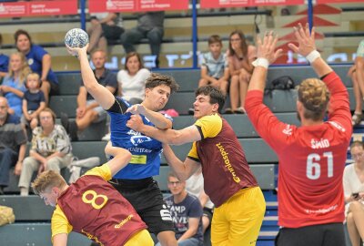 Erfolgreicher Auftakt: EHV Aue gewinnt erstes Testspiel gegen Dukla Prag - Der EHV Aue - am Ball Daniel Sova - hat gegen Dukla Prag getestet. Foto: Ralf Wendland