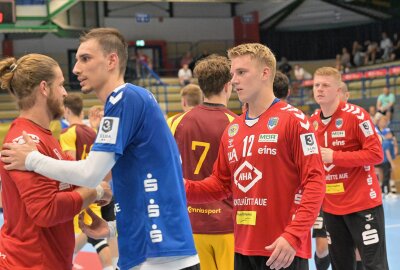 Erfolgreicher Auftakt: EHV Aue gewinnt erstes Testspiel gegen Dukla Prag - Der EHV Aue hat gegen Dukla getestet - vorn Ivo Petkov und dahinter Keeper Armis Priskus. Foto: Ralf Wendland