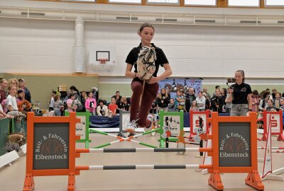 Erfolgreiches Hobby Horse Turnier im Erzgebirge: 150 Teilnehmer und neue Disziplinen begeistern Eibenstock - In Eibenstock ist das 2. Sächsische Hobby Horse Turnier ausgetragen worden - im Bild Charlotte Pecher vom Reit- und Fahrverein Eibenstock, die es beim Stil-Spring-Wettbewerb auf Rang 6 geschafft hat. Foto: Ramona Schwabe