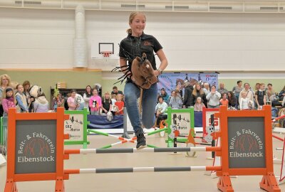 Erfolgreiches Hobby Horse Turnier im Erzgebirge: 150 Teilnehmer und neue Disziplinen begeistern Eibenstock - In Eibenstock ist das 2. Sächsische Hobby Horse Turnier ausgetragen worden - im Bild Lotta Lippold vom Reit- und Fahrverein Eibenstock. Foto: Ramona Schwabe