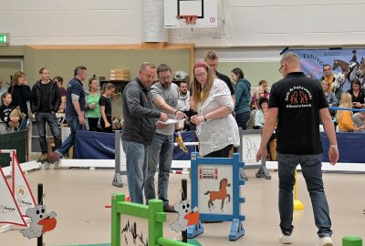 Erfolgreiches Hobby Horse Turnier im Erzgebirge: 150 Teilnehmer und neue Disziplinen begeistern Eibenstock - In Eibenstock ist das 2. Sächsische Hobby Horse Turnier ausgetragen worden - beim Parcours-Umbau in der Mitte Anja Greiner-Adam vom Organisatoren-Team des RFV. Foto: Ramona Schwabe