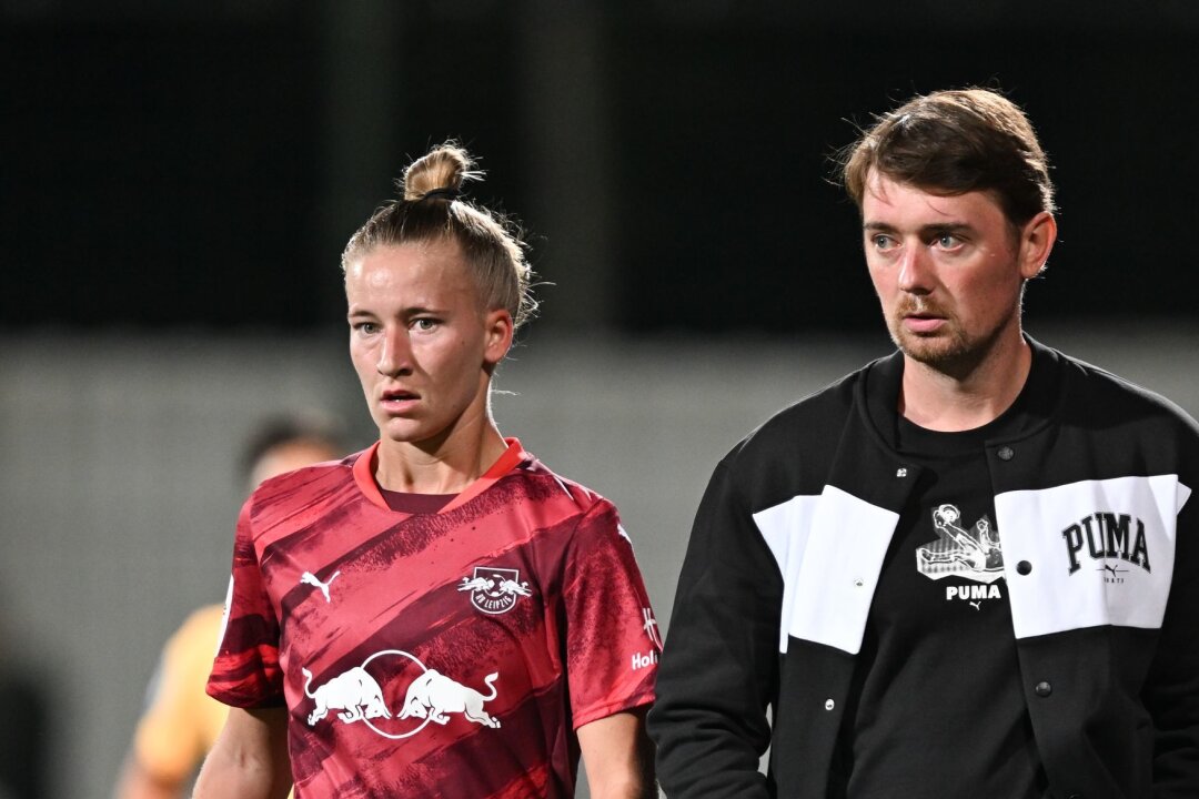 Erfolgsserie ausgebaut: RB-Frauen siegen gegen Hoffenheim - Marlene Müller, hier neben RB-Trainer Jonas Stephan, erzielte die Führung gegen Hoffenheim.