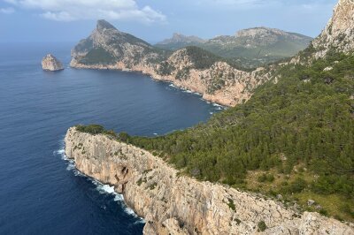 Erlebnisreise: Mit dem Auto durch Mallorca - Beim Cap de Formentor hat man einen wunderschönen Blick. Foto: Hermine Möckel