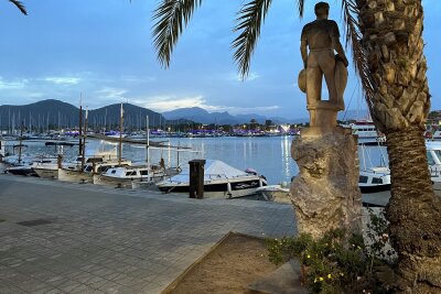 Erlebnisreise: Mit dem Auto durch Mallorca - Abendstimmung in Alcudia am Hafen. Foto: Hermine Möckel