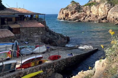 Erlebnisreise: Mit dem Auto durch Mallorca - Der Anfahrtsweg zur Cala Deià war sehr aufregend. Foto: Hermine Möckel