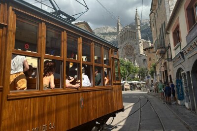 Erlebnisreise: Mit dem Auto durch Mallorca - Durch Soller fährt eine kleine Bahn. Foto: Hermine Möckel