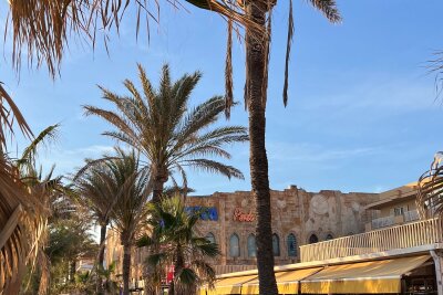 Erlebnisreise: Mit dem Auto durch Mallorca - Strandpromenade am Playa de Palma Richtung Megapark. Foto: Hermine Möckel