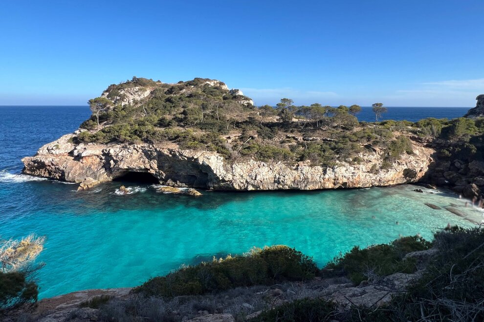Erlebnisreise: Mit dem Auto durch Mallorca - Cala des Moro mit glasklarem Wasser. Foto: Hermine Möckel