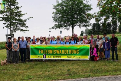 Erlebniswanderung des Kultur- und Freizeitzentrums Lugau wird ihrem Namen vollauf gerecht - Noch vor dem Start gab es ein Erinnerungsfoto mit allen Beteiligten. Foto: Andreas Bauer