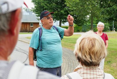 Erlebniswanderung des Kultur- und Freizeitzentrums Lugau wird ihrem Namen vollauf gerecht - Wanderleiter Jürgen Hammermüller erläutert die Tour. Foto: Andreas Bauer