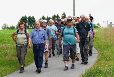 Erlebniswanderung des Kultur- und Freizeitzentrums Lugau wird ihrem Namen vollauf gerecht - Es ging sowohl über befestigte Wege als auch mitten durch die Natur. Foto: Andreas Bauer