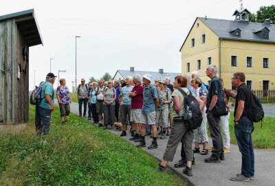 Erlebniswanderung des Kultur- und Freizeitzentrums Lugau wird ihrem Namen vollauf gerecht - An Sehenswürdigkeiten gab es zwecks kurzer Erläuterung einen Zwischenstopp. Foto: Andreas Bauer