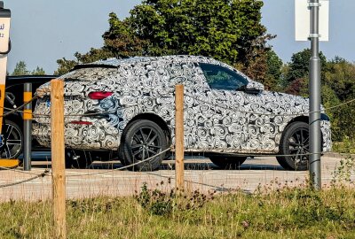 "Erlkönig" auf großer Fahrt: Neues Audi-Modell in Mittelsachsen gesichtet - Darunter versteckt sich ein Audi-Fahrzeug. Foto: Erik Hoffmann