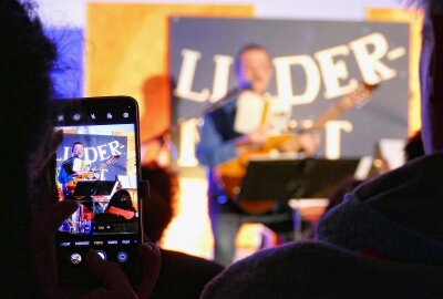 Erlös der 10. Zschopauer Liedernacht geht nach Chemnitz - Immer wieder wurde im Publikum das Handy gezückt, um den Moment festzuhalten. Foto: Andreas Bauer