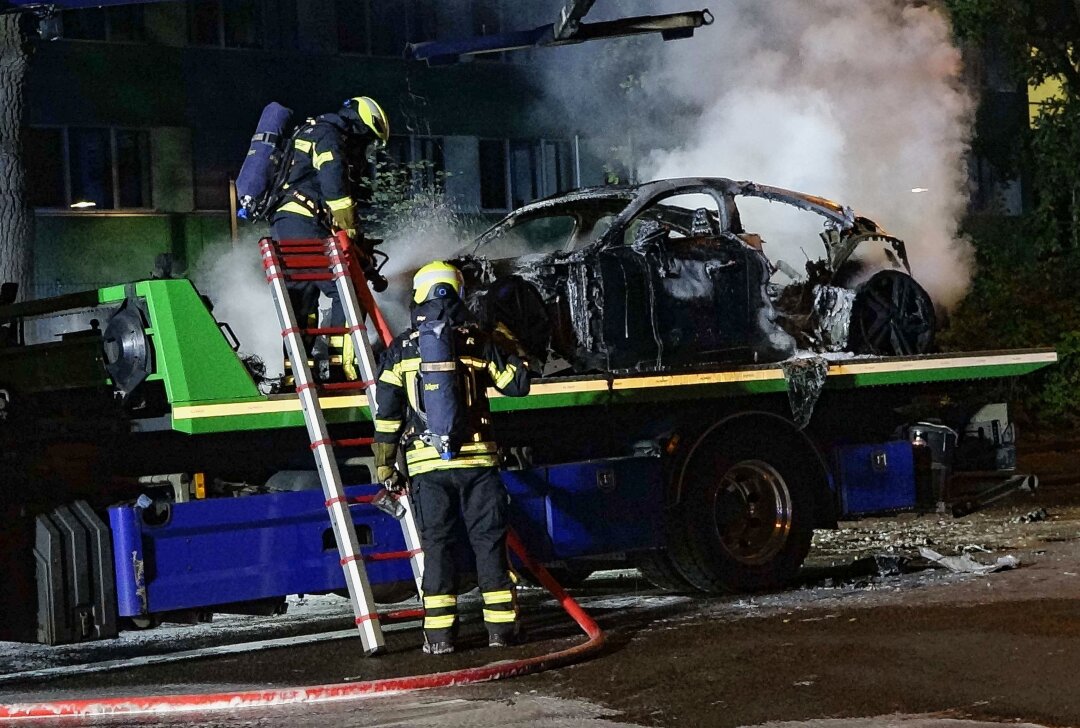 Ermittlungen nach Audi-Brand: Fahrzeug erneut auf Abschleppwagen entflammt - Die Polizei ermittelt wegen Brandstiftung. Foto: xcitepress