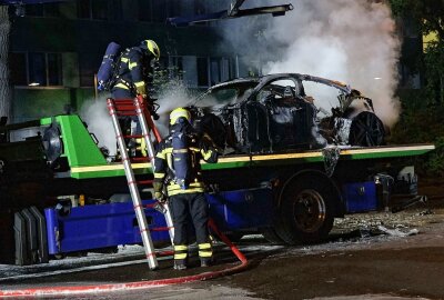 Ermittlungen nach Audi-Brand: Fahrzeug erneut auf Abschleppwagen entflammt - Die Polizei ermittelt wegen Brandstiftung. Foto: xcitepress