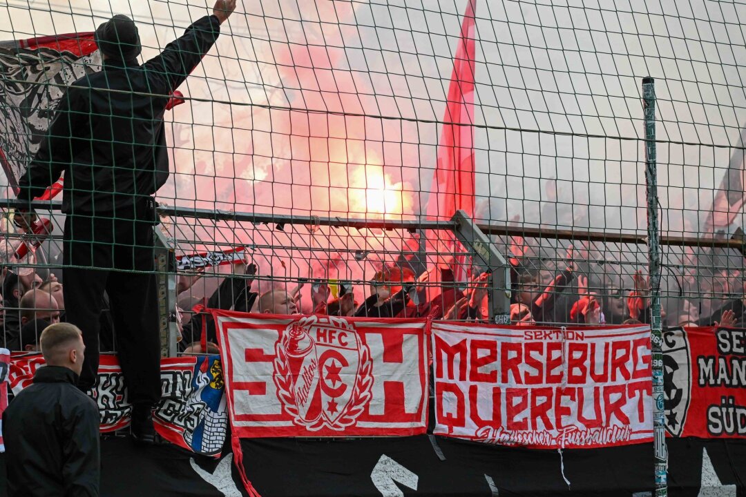 Ermittlungen nach Fußballspiel - Fans attackieren Polizisten - Nach dem Fußballspiel BSG Chemie Leipzig gegen Hallescher FC ermittelt die Polizei wegen etlicher Straftaten. Auch Polizisten wurden angegriffen. 