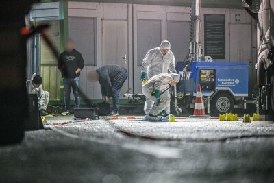 Ermittlungen nach Tod von Mann bei Streit auf Parkplatz - Auf einem Parkplatz gab es eine körperliche Auseinandersetzung zwischen mehreren Männern. 