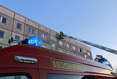 Erneut Feuer in Plattenbau: War es Brandstiftung? - Die Feuerwehr Geithain rückte zum fünften Mal zu dieser Adresse aus. Foto: xcitepress