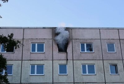 Erneut Feuer in Plattenbau: War es Brandstiftung? - Die Feuerwehr Geithain rückte zum fünften Mal zu dieser Adresse aus. Foto: xcitepress