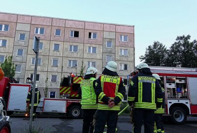 Erneut Feuer in Plattenbau: War es Brandstiftung? - Die Feuerwehr Geithain rückte zum fünften Mal zu dieser Adresse aus. Foto: xcitepress