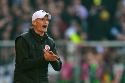 Erneut kein Heimsieg: FC St. Pauli nur 0:0 gegen Wolfsburg - St. Paulis Trainer Alexander Blessin trieb seine Spieler immer wieder an.  