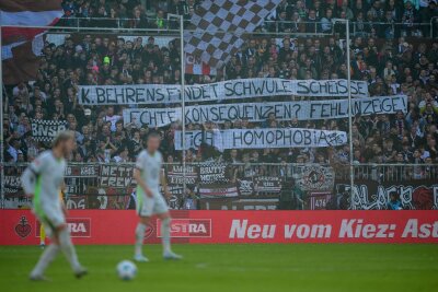 Erneut kein Heimsieg: FC St. Pauli nur 0:0 gegen Wolfsburg - VfL-Stürmer Kevin Behrens musste einiges lesen wegen seiner homophoben Äußerung, für die er sich allerdings auch entschuldigt hat.  