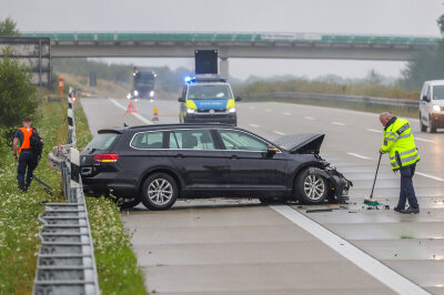 Erneut Unfall auf der A4: PKW kollidiert mit Leitplanke - Am 2. August gegen 6.45 Uhr ereignete sich auf der A4 zwischen Hohenstein-Ernstthal und Glauchau Ost ein Verkehrsunfall. Foto: Andreas Kretschel