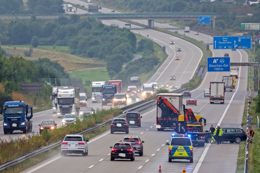 Erneut Unfall auf der A4: PKW kollidiert mit Leitplanke - Am 2. August gegen 6.45 Uhr ereignete sich auf der A4 zwischen Hohenstein-Ernstthal und Glauchau Ost ein Verkehrsunfall. Foto: Andreas Kretschel