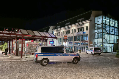 Erneute Auseinandersetzung am Auer Postplatz: Jugendliche setzen Messer ein - Bereits am Donnerstagabend gab es eine heftige Auseinandersetzung auf dem Auer Postplatz: Polizei im Einsatz.