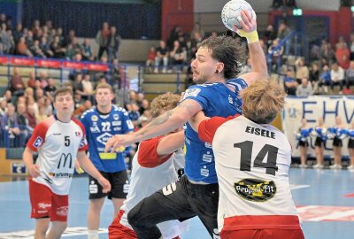 Erneute Niederlage für den EHV Aue - Der EHV Aue - am Ball Sebastian Paraschiv - hat die dritte Heimniederlage in Folge kassiert. Foto: Ramona Schwabe