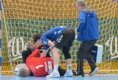 Erneute Niederlage für den EHV Aue - Keeper Arjan Versteijnen hat sich schwer verletzt - im Bild Physio Dieter Weiß, Kapitän Sebastian Paraschiv und Mannschaftsarzt Torsten Seltmann (v.li.). Foto: Ramona Schwabe