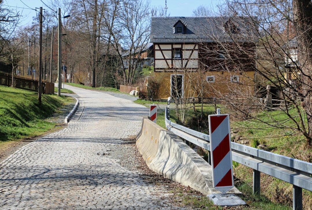 Erneute Vollsperrung im Vogtland: Hochwasserschäden von 2021 werden endlich behoben - Die Ortsdurchfahrt in Ruderitz ist geschädigt. Foto: Simone Zeh