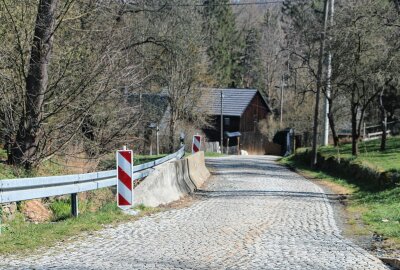 Erneute Vollsperrung im Vogtland: Hochwasserschäden von 2021 werden endlich behoben - Die Ortsdurchfahrt in Ruderitz ist geschädigt. Foto: Simone Zeh