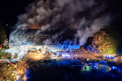 Erneuter Brand in Lagerhalle: War es Brandstiftung? Schriftzug gibt Rätsel auf - Das Bevölkerungswarnsystem NINA löste Alarm wegen der starken Rauchentwicklung in der Umgebung aus. 