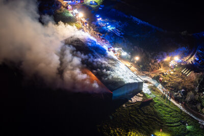 Erneuter Brand in Lagerhalle: War es Brandstiftung? Schriftzug gibt Rätsel auf - In der Nacht wurde die Feuerwehr nach Neumark zu einem Scheunenbrand alarmiert.