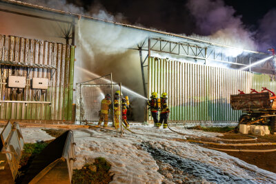 Erneuter Brand in Lagerhalle: War es Brandstiftung? Schriftzug gibt Rätsel auf - Das Bevölkerungswarnsystem NINA löste Alarm wegen der starken Rauchentwicklung in der Umgebung aus. 