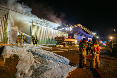 Erneuter Brand in Lagerhalle: War es Brandstiftung? Schriftzug gibt Rätsel auf - In der Halle waren neben Traktoren und landwirtschaftlichen Geräten auch Strohballen gelagert.