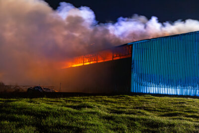 Erneuter Brand in Lagerhalle: War es Brandstiftung? Schriftzug gibt Rätsel auf - Eine Ausbreitung des Brandes auf weitere Gebäudeteile konnte jedoch verhindert werden.