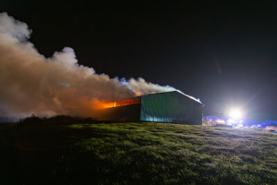 Erneuter Brand in Lagerhalle: War es Brandstiftung? Schriftzug gibt Rätsel auf - 100 Kameraden der Feuerwehren aus Neumark und Umgebung kämpften gegen die Flammen an.