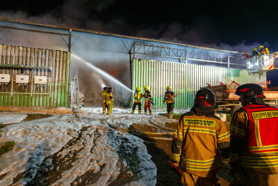 Erneuter Brand in Lagerhalle: War es Brandstiftung? Schriftzug gibt Rätsel auf - Zur Brandursache sowie zum Sachschaden können bisher noch keine Angaben gemacht werden.