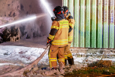 Erneuter Brand in Lagerhalle: War es Brandstiftung? Schriftzug gibt Rätsel auf - Die Anwohner wurden gebeten, Fenster und Türen geschlossen zu halten.