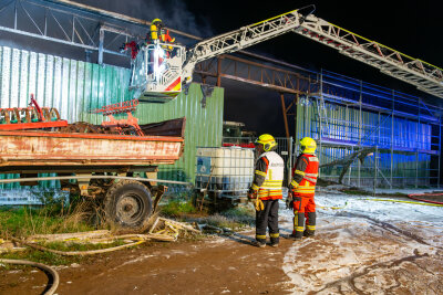 Erneuter Brand in Lagerhalle: War es Brandstiftung? Schriftzug gibt Rätsel auf - Die Löschwasserversorgung gestaltete sich problematisch. 