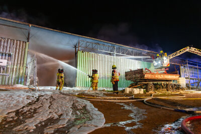 Erneuter Brand in Lagerhalle: War es Brandstiftung? Schriftzug gibt Rätsel auf - In der Nacht wurde die Feuerwehr nach Neumark zu einem Scheunenbrand alarmiert.